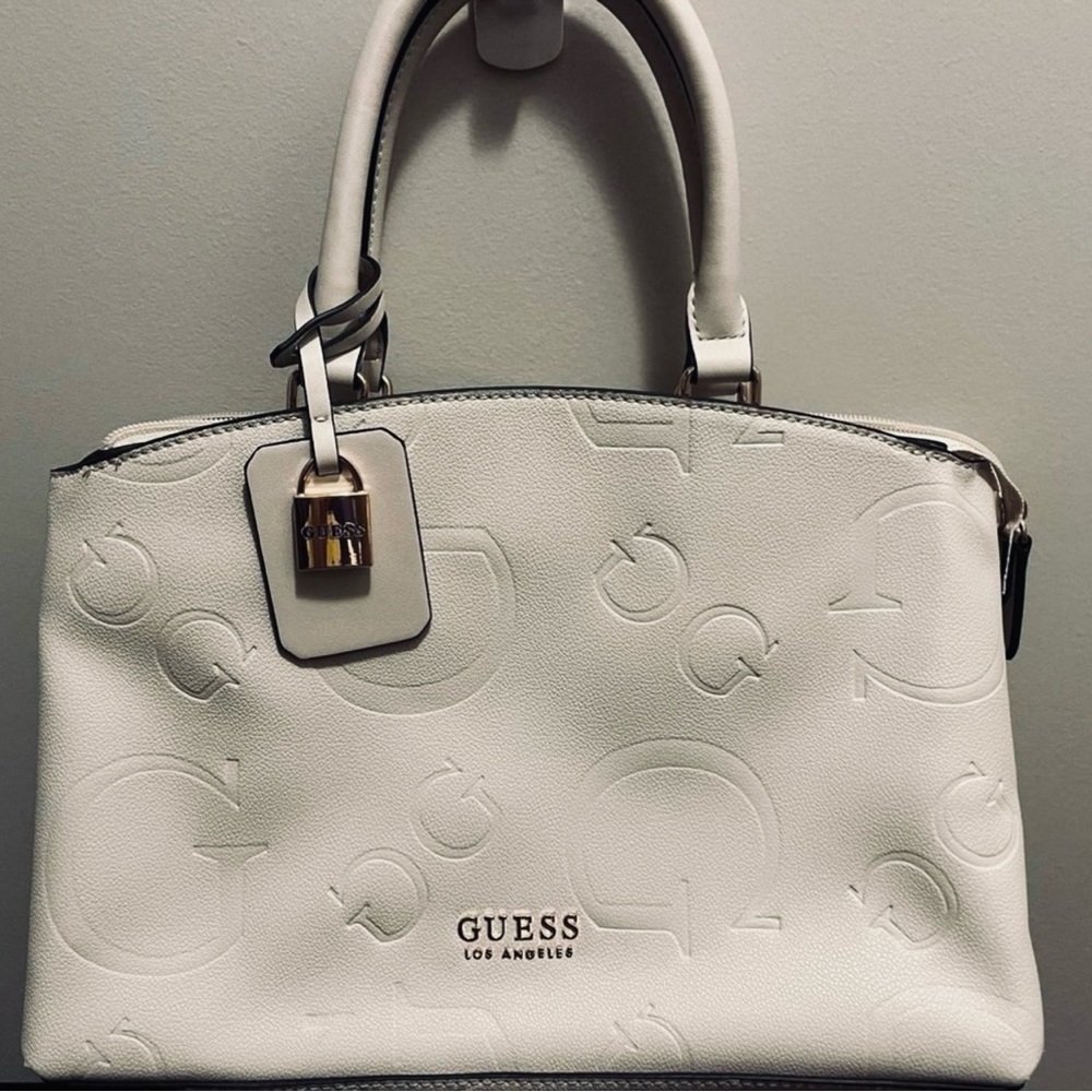 GUESS WHITE/CREAM EMBOSSED LOGO & GOLD DETAILED PURSE